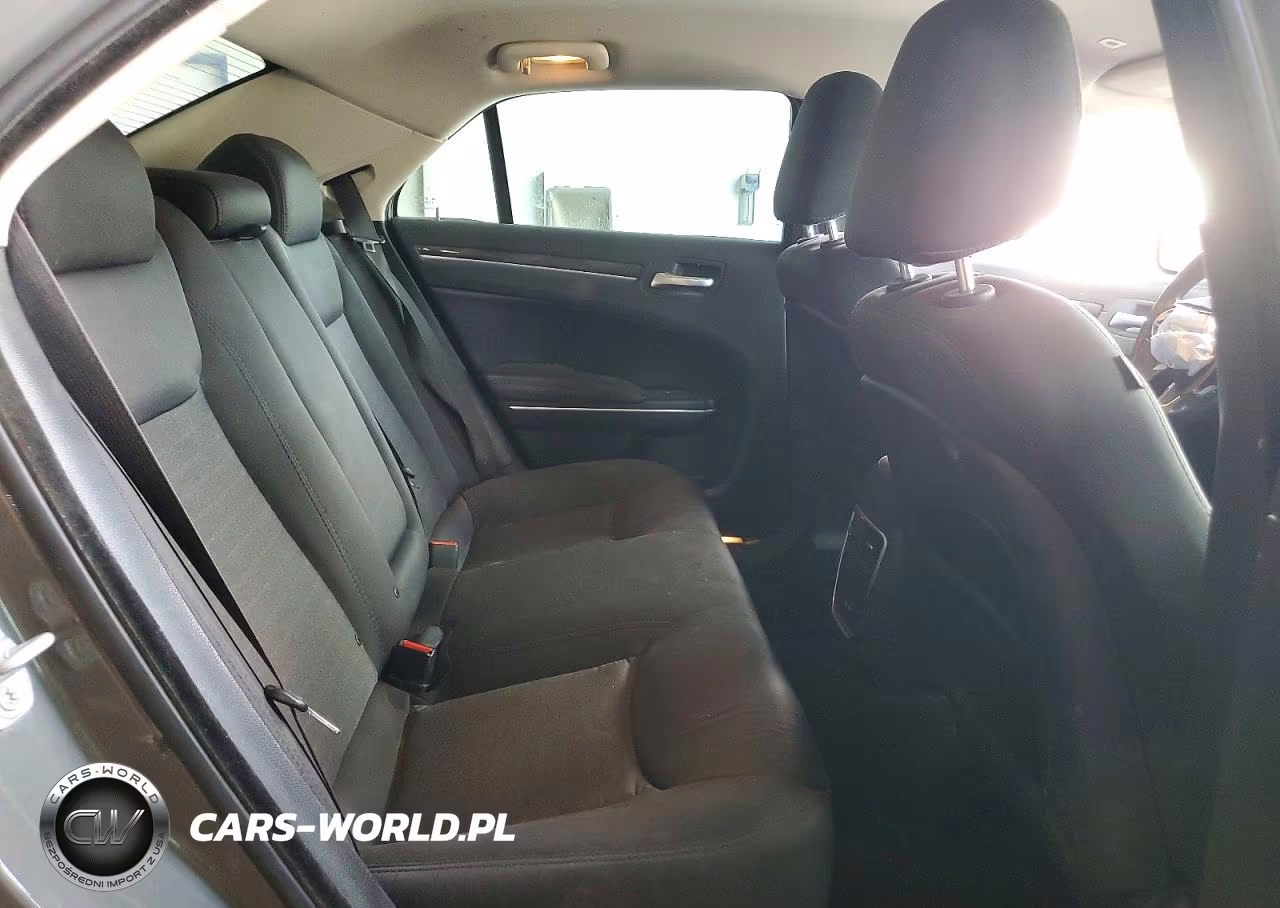2019 Chrysler 300 Touring VIN:2C3CCAAG3KH648389 - 10