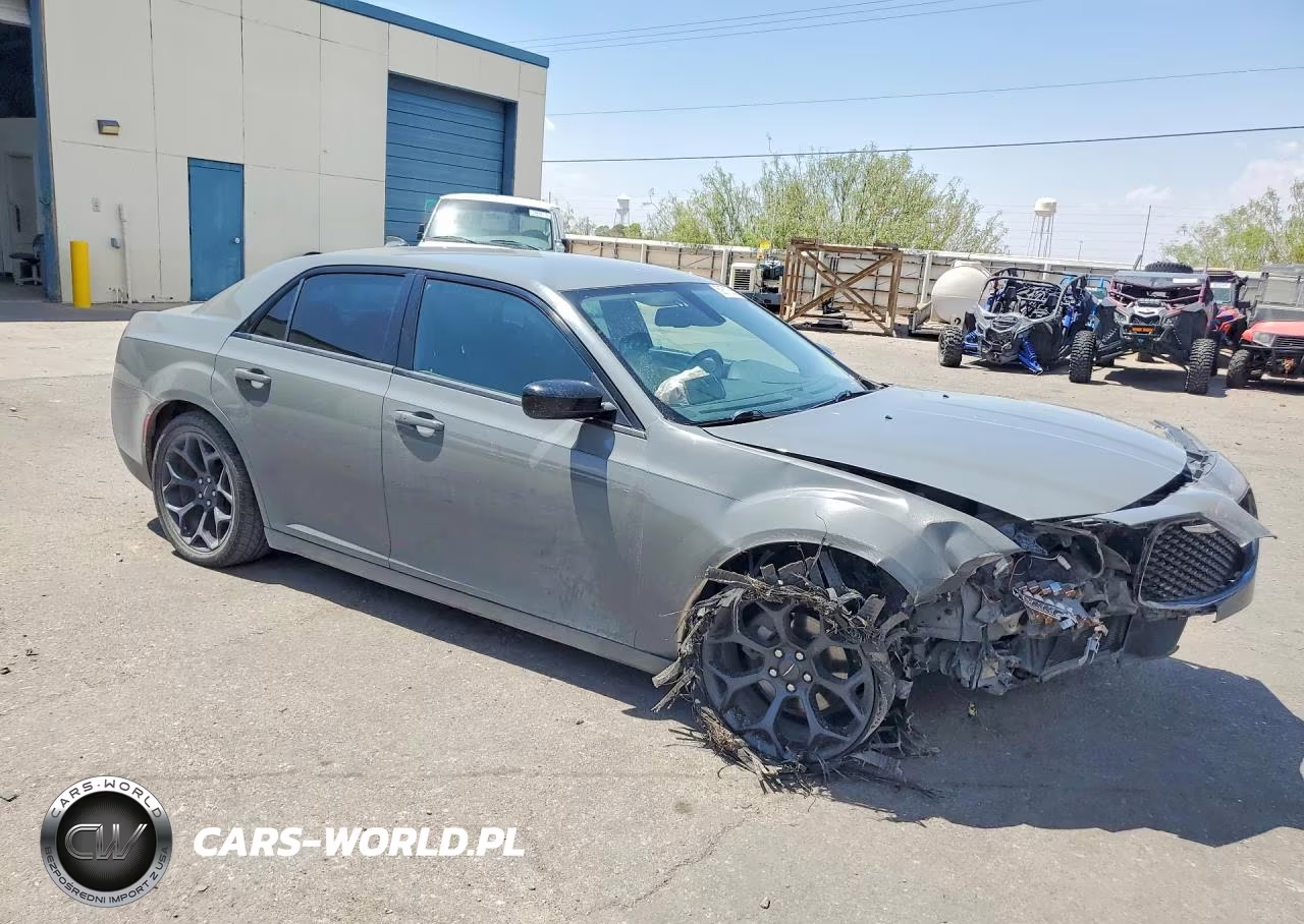 2019 Chrysler 300 Touring VIN:2C3CCAAG3KH648389 - 4