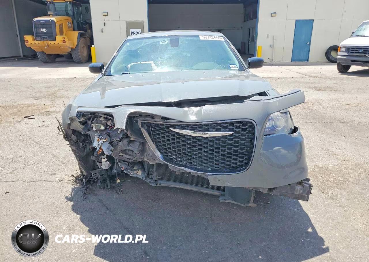 2019 Chrysler 300 Touring VIN:2C3CCAAG3KH648389 - 5