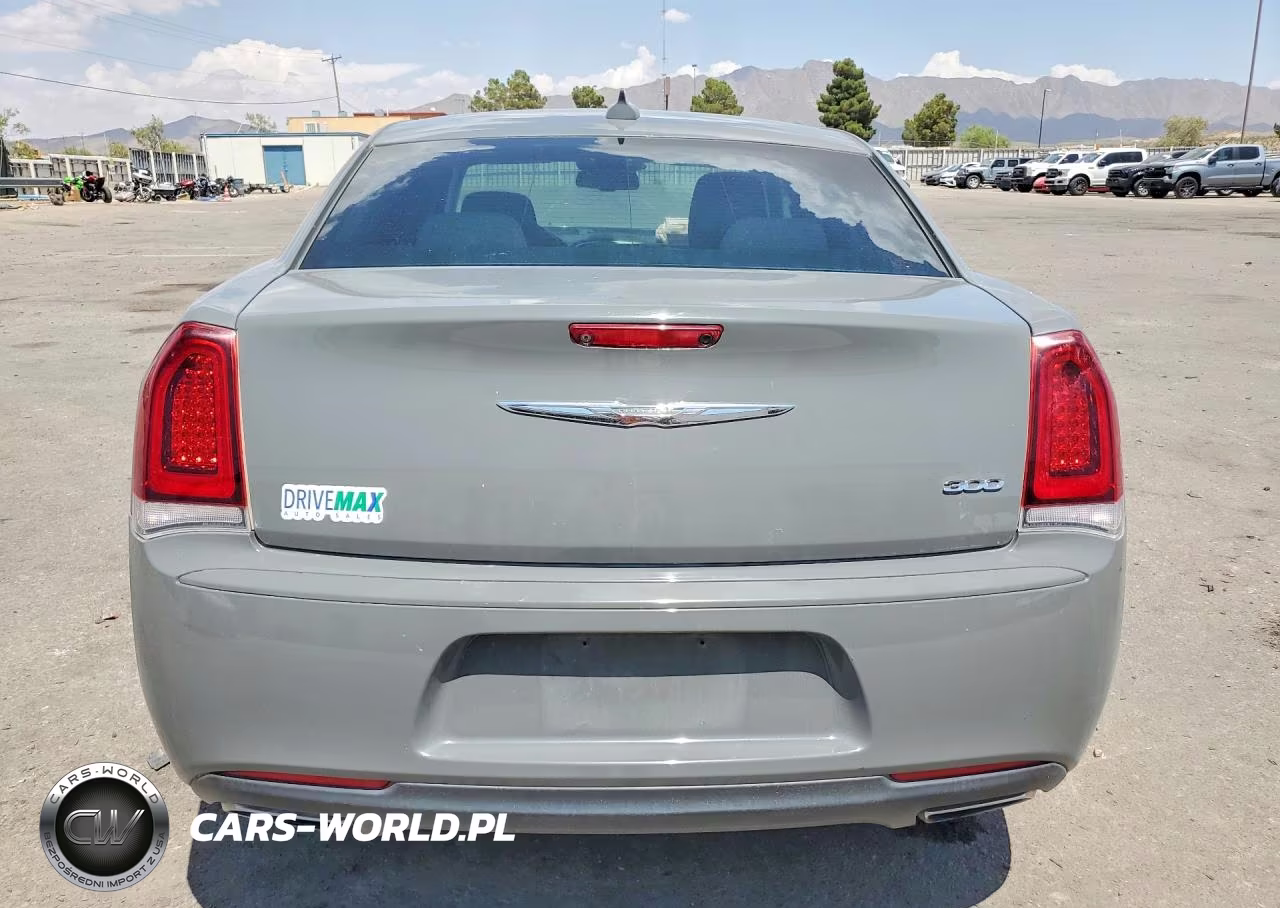 2019 Chrysler 300 Touring VIN:2C3CCAAG3KH648389 - 6