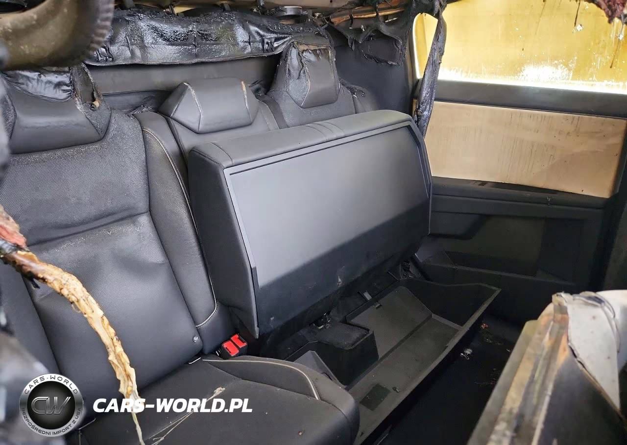 2024 Tesla Cybertruck VIN:7G2CEHED5RA012677 - 10