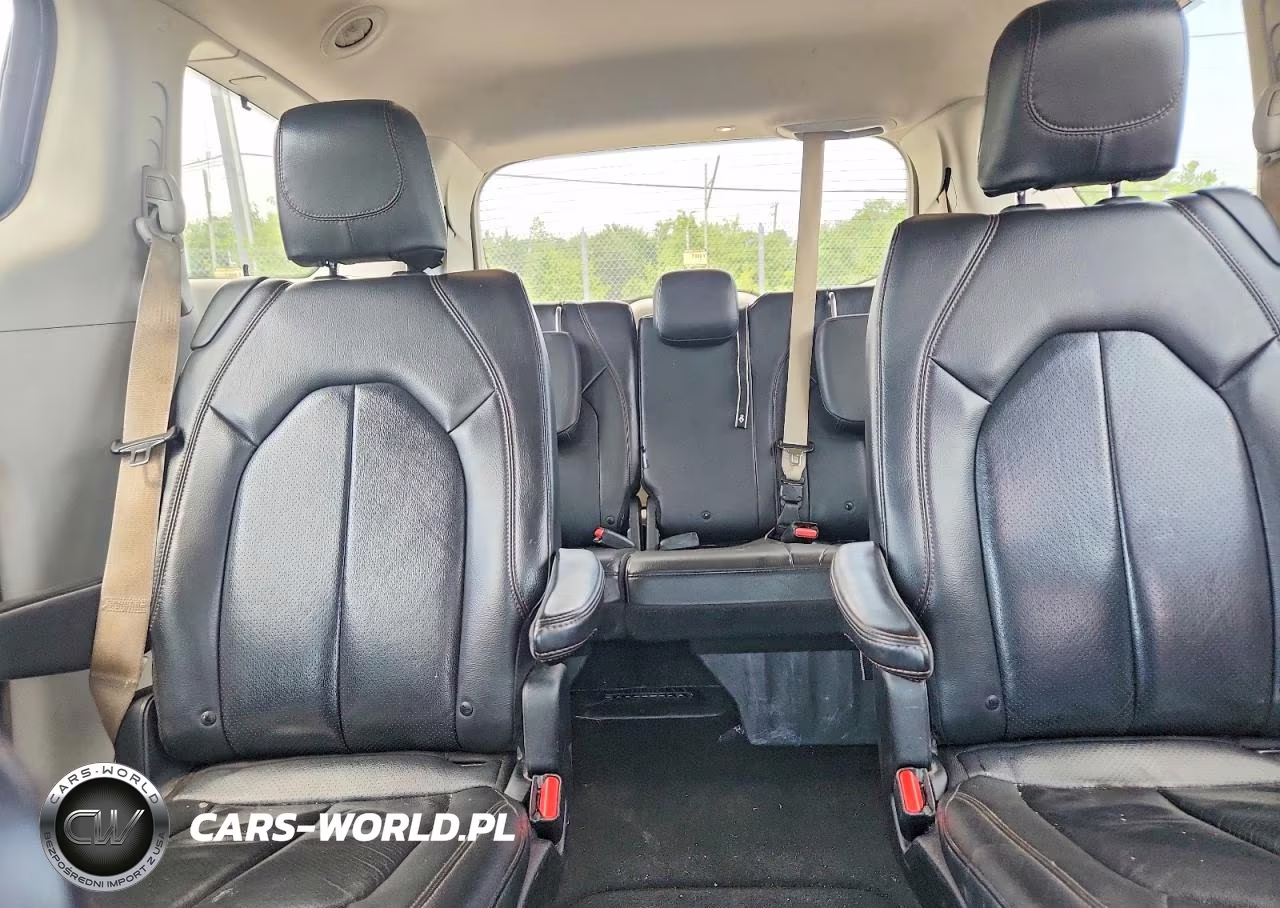 2019 Chrysler Pacifica Touring L VIN:2C4RC1BG7KR596909 - 10