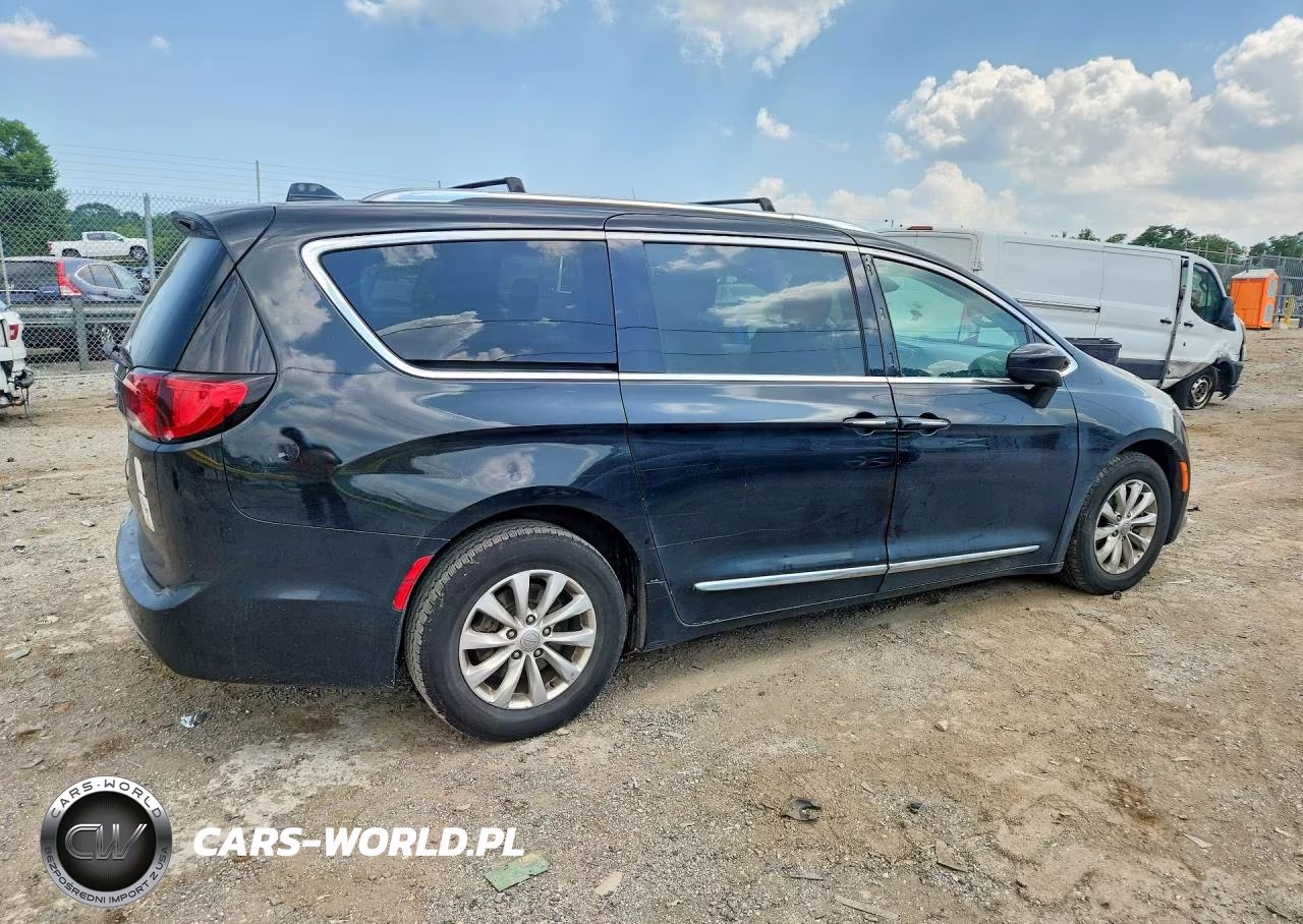 2019 Chrysler Pacifica Touring L VIN:2C4RC1BG7KR596909 - 3