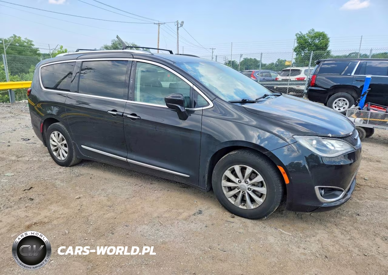 2019 Chrysler Pacifica Touring L VIN:2C4RC1BG7KR596909 - 4
