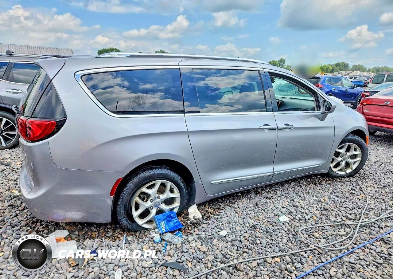 2017 Chrysler Pacifica Touring L Plus VIN:2C4RC1EG2HR788646 - 3