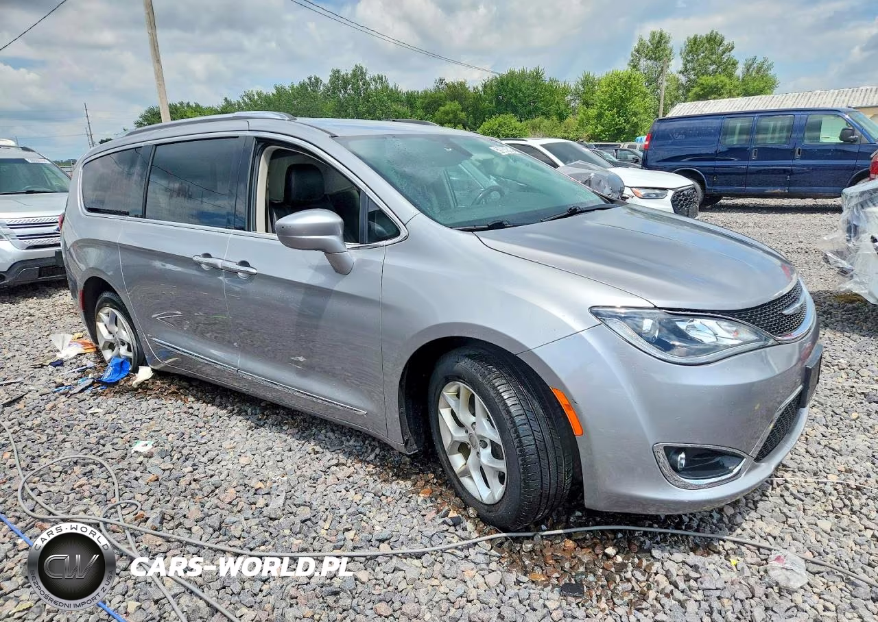2017 Chrysler Pacifica Touring L Plus VIN:2C4RC1EG2HR788646 - 4
