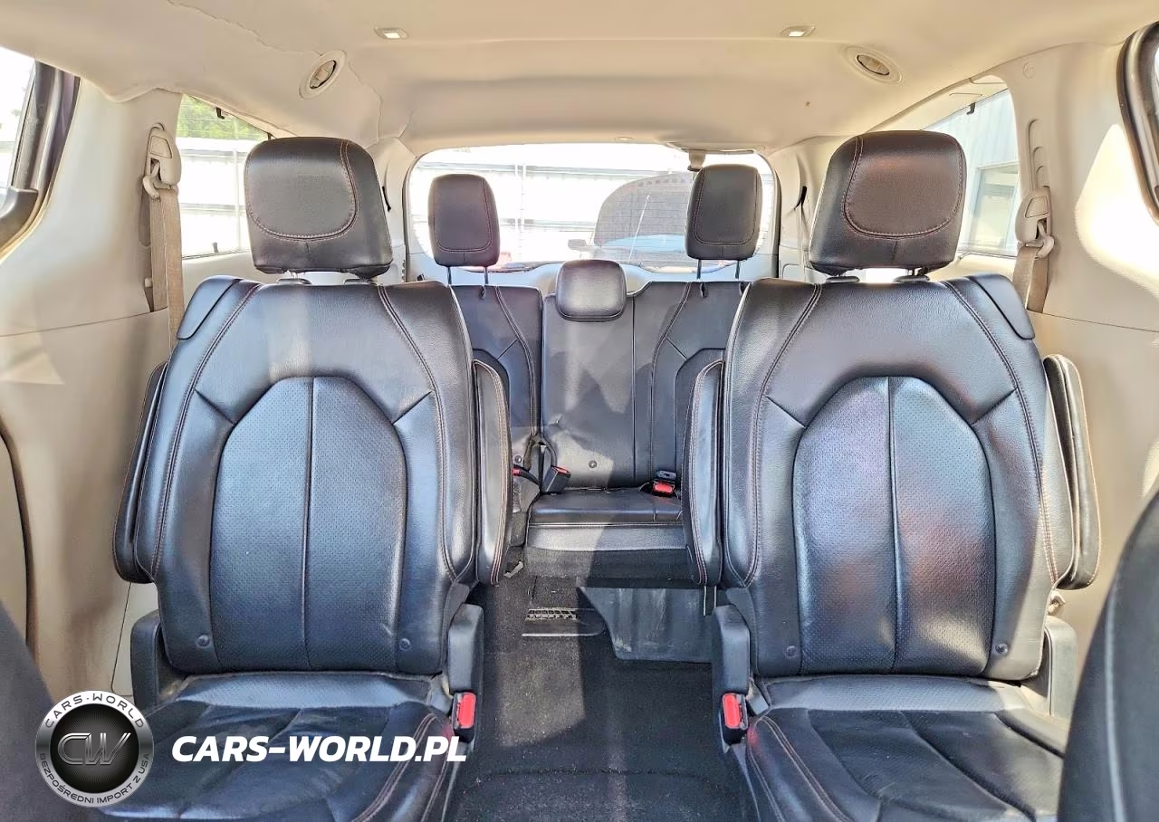2018 Chrysler Pacifica Touring L VIN:2C4RC1BG7JR290484 - 10
