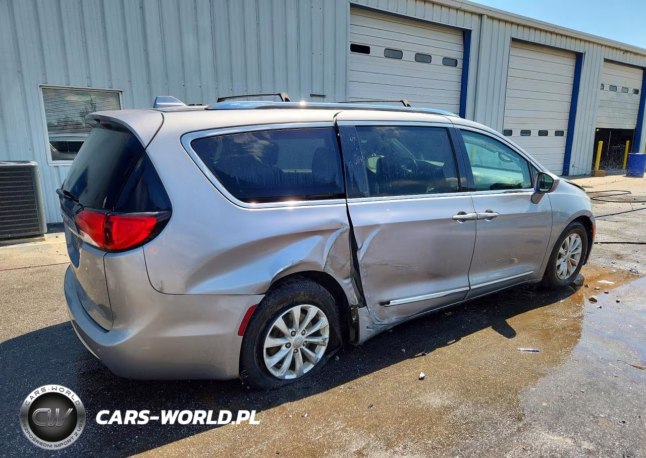 2018 Chrysler Pacifica Touring L VIN:2C4RC1BG7JR290484 - 3