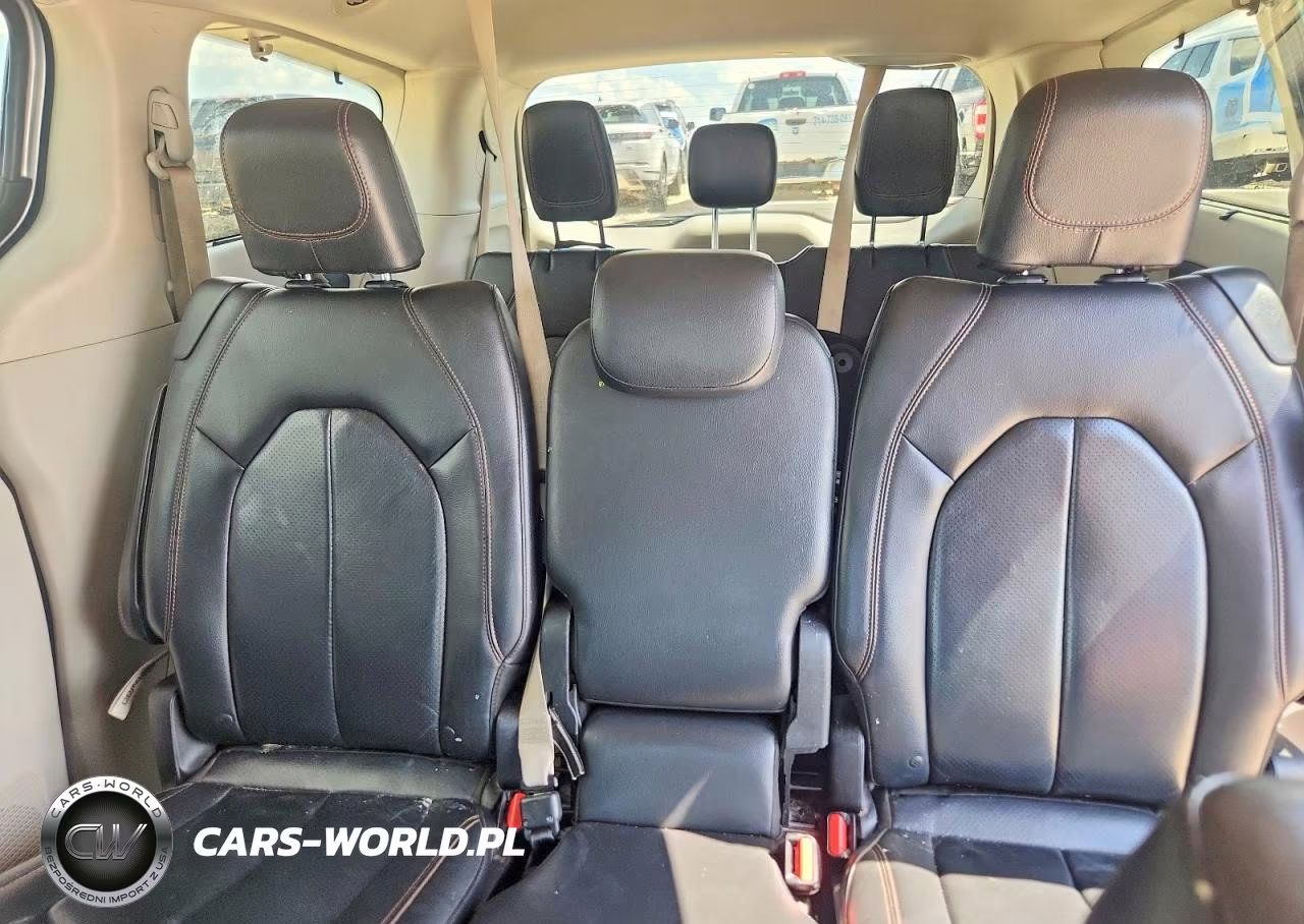2018 Chrysler Pacifica Touring L VIN:2C4RC1BG3JR219038 - 10