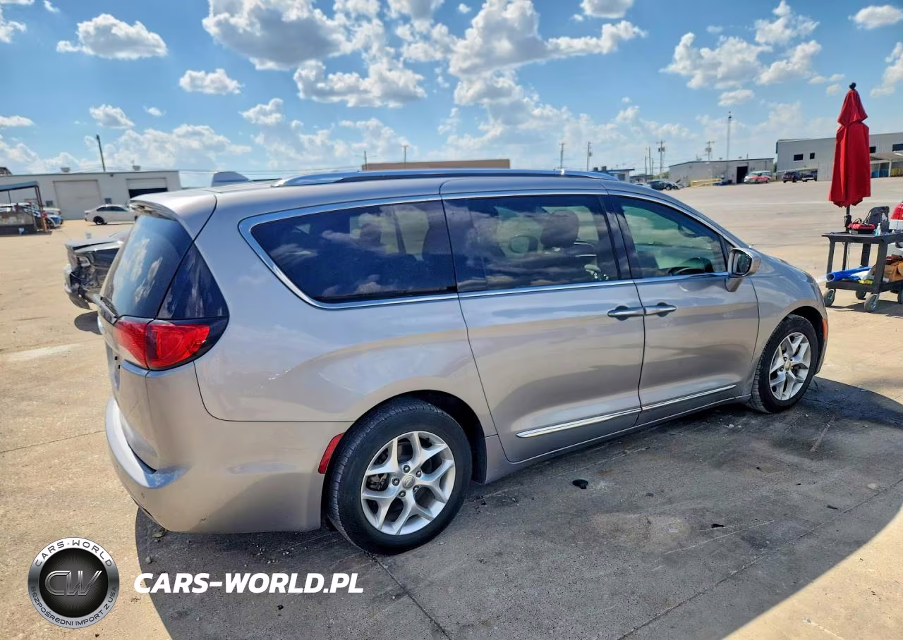 2018 Chrysler Pacifica Touring L VIN:2C4RC1BG3JR219038 - 3