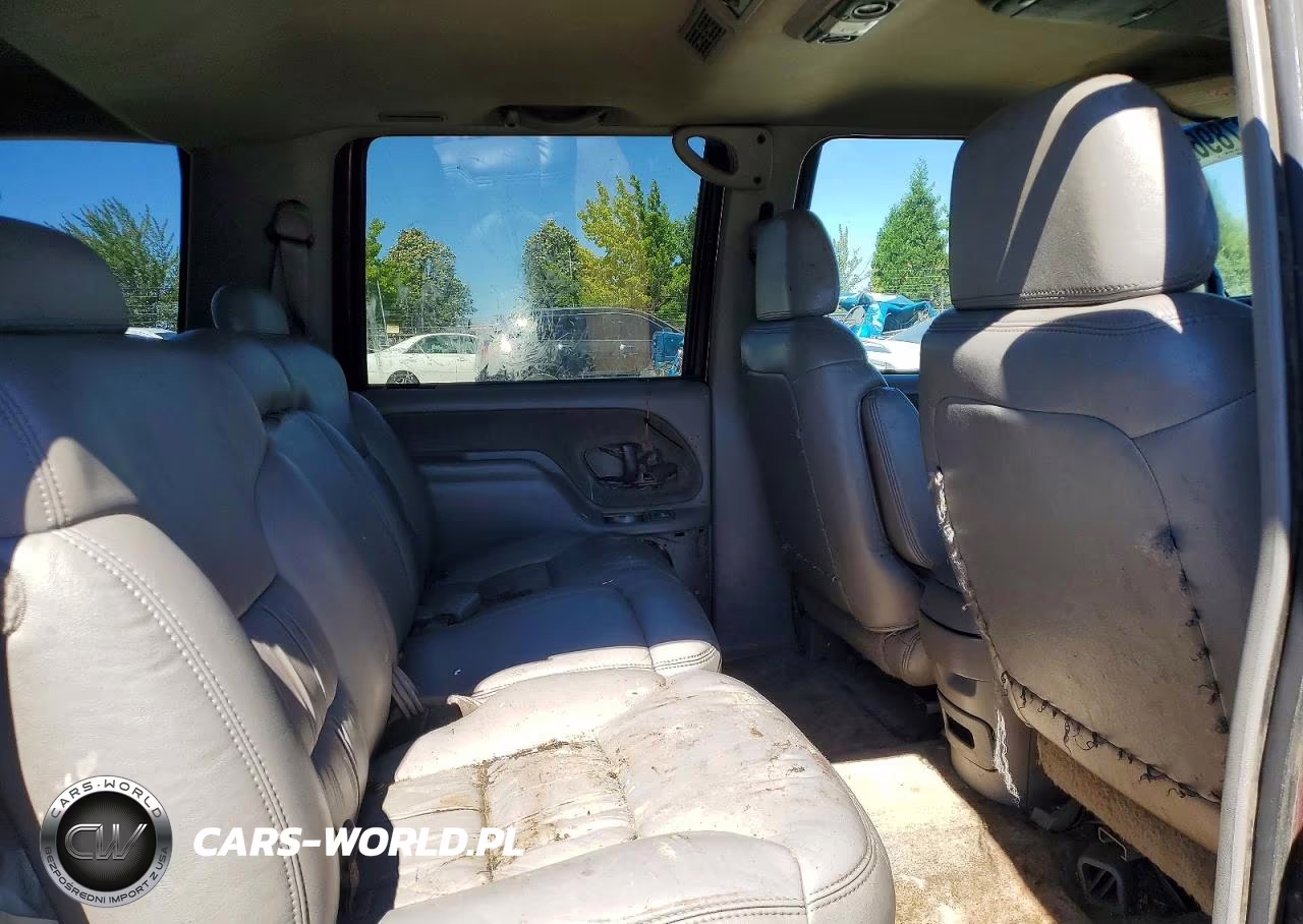 1999 Chevrolet Suburban K1500 VIN:3GNFK16R9XG194038 - 10