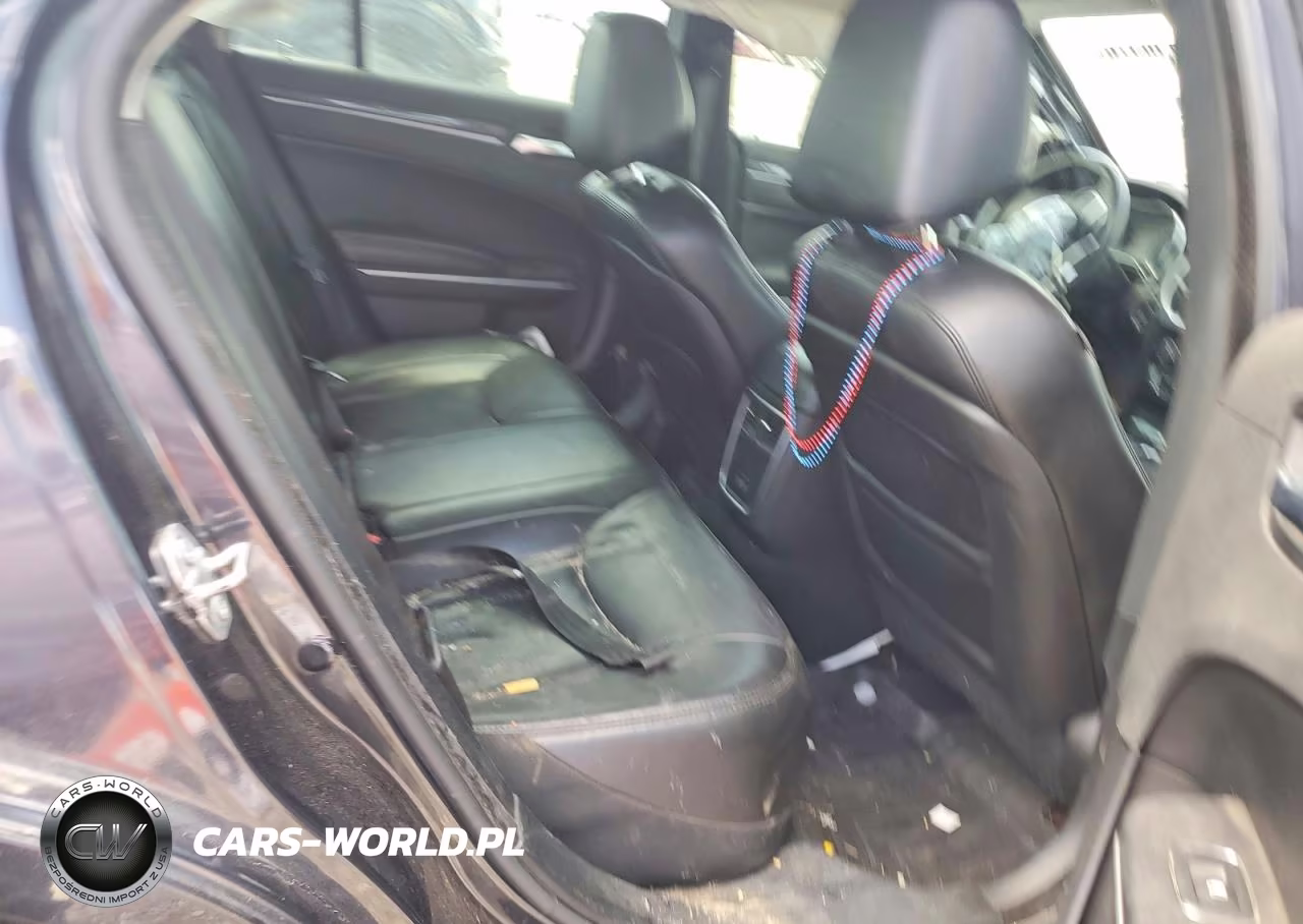 2019 Chrysler 300 Touring VIN:2C3CCAAG7KH693836 - 10