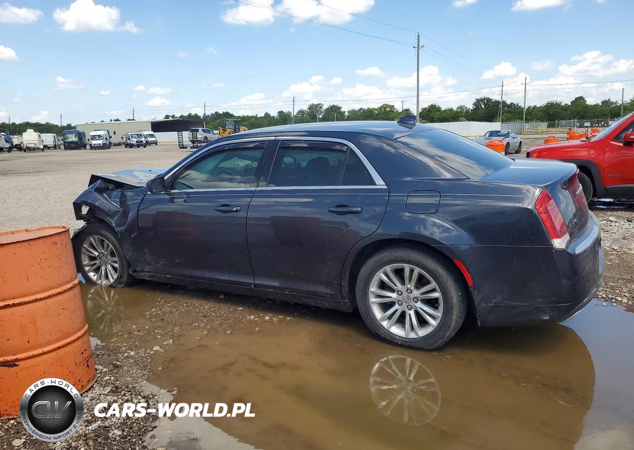 2019 Chrysler 300 Touring VIN:2C3CCAAG7KH693836 - 2
