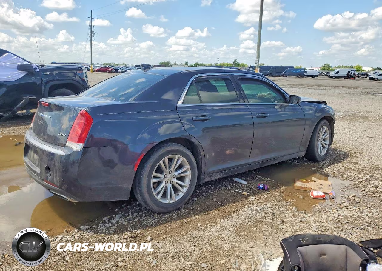 2019 Chrysler 300 Touring VIN:2C3CCAAG7KH693836 - 3