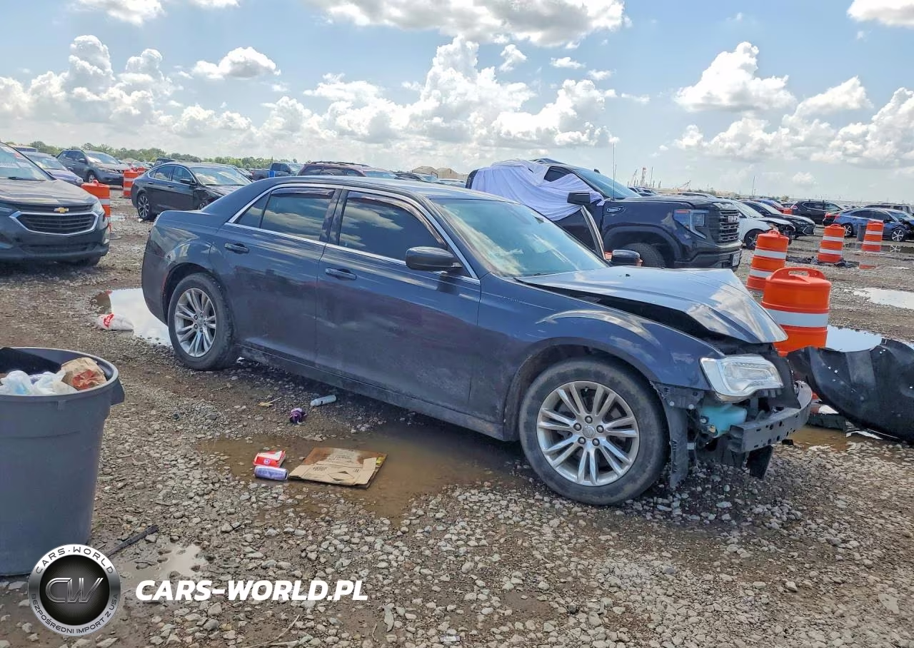 2019 Chrysler 300 Touring VIN:2C3CCAAG7KH693836 - 4