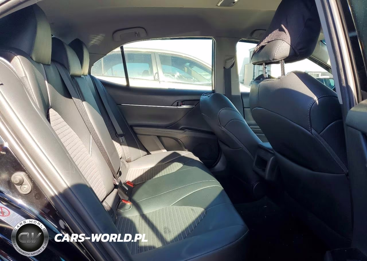 2018 Toyota Camry L VIN:4T1B11HK2JU136055 - 10