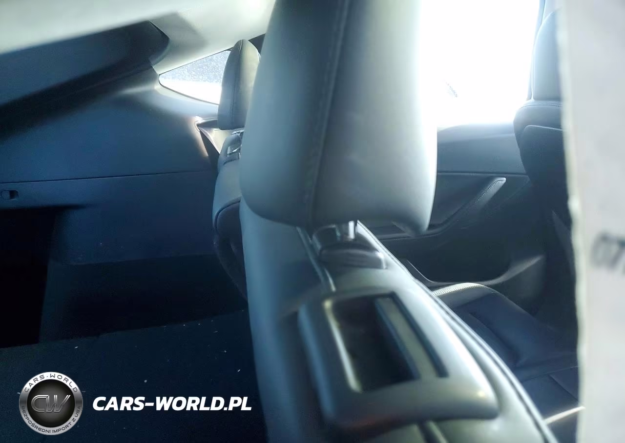 2020 Tesla Model Y VIN:5YJYGDEE2LF037423 - 10