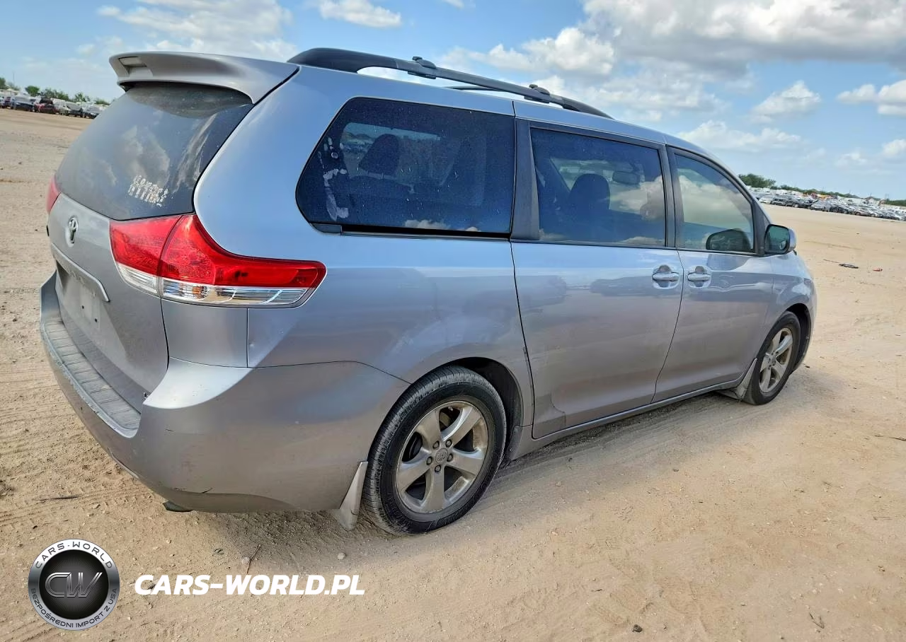 2012 Toyota Sienna Le VIN:5TDKK3DC4CS196373 - 3