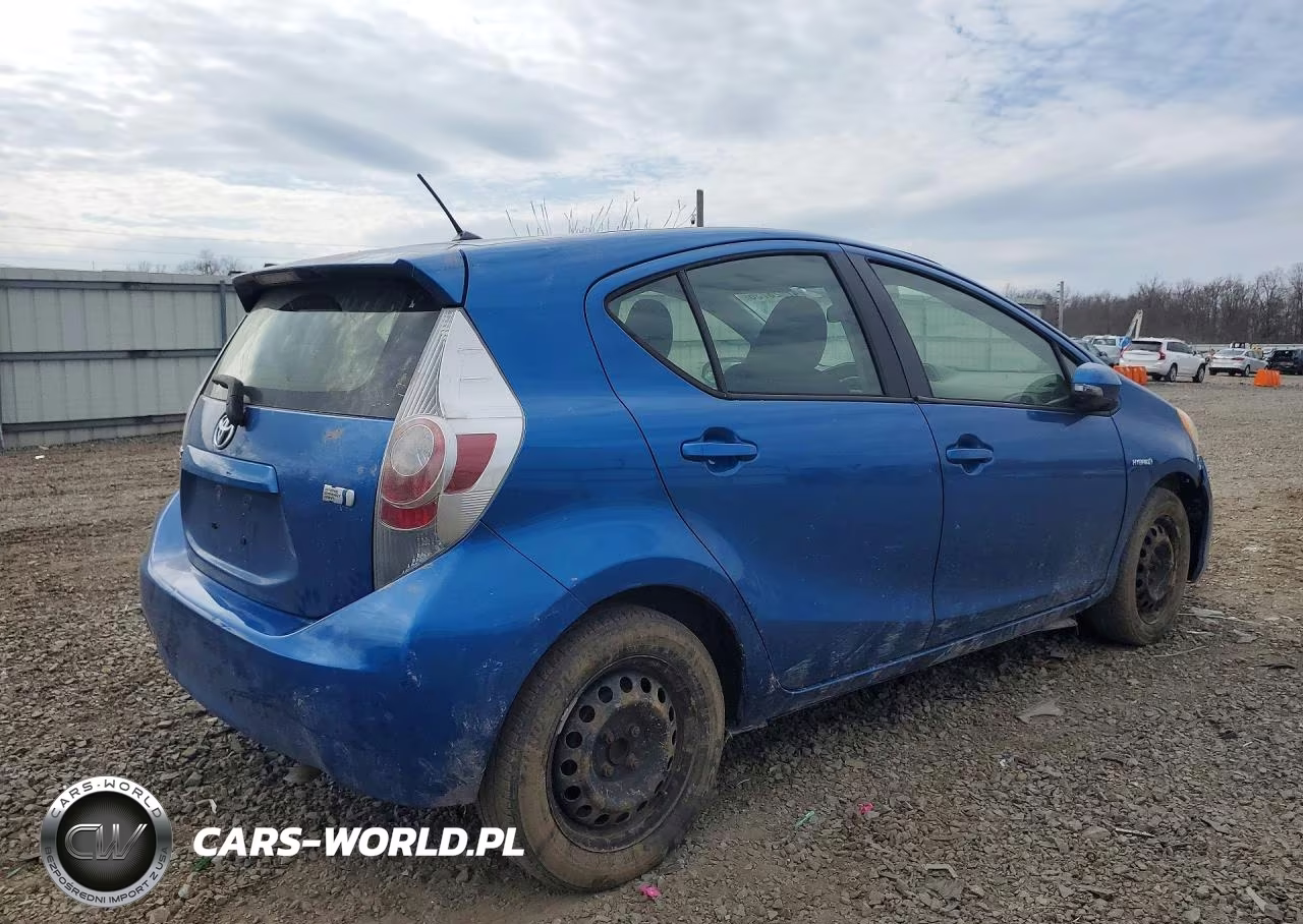 2013 Toyota Prius C Two VIN:JTDKDTB33D1556020 - 3