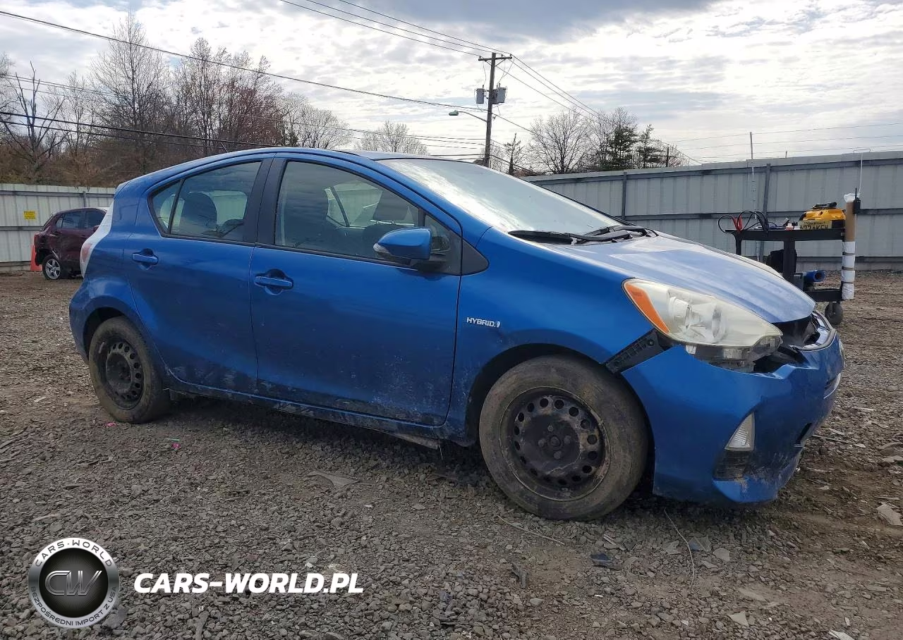 2013 Toyota Prius C Two VIN:JTDKDTB33D1556020 - 4