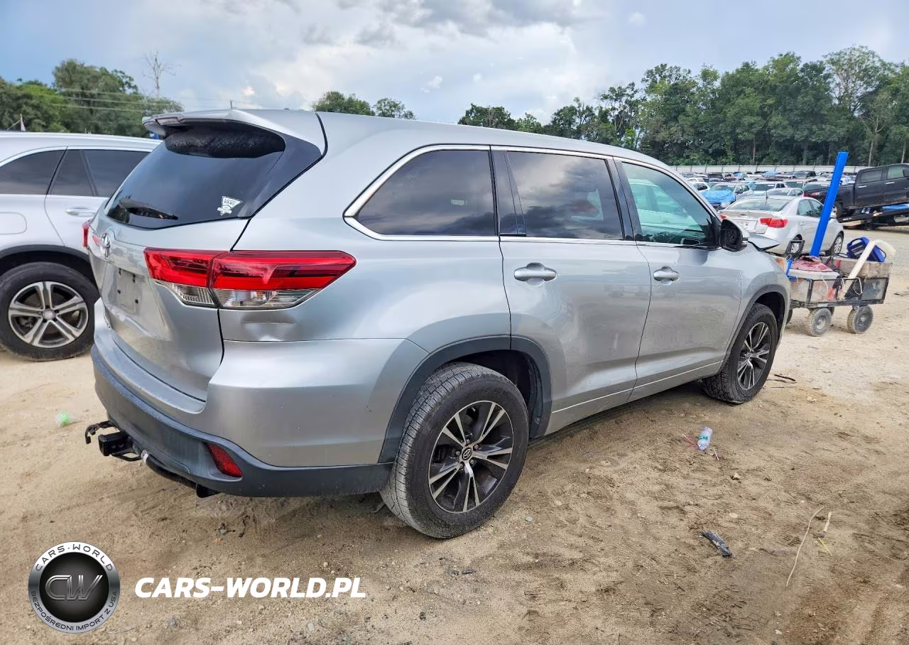 2017 Toyota Highlander Le VIN:5TDZZRFHXHS212962 - 3