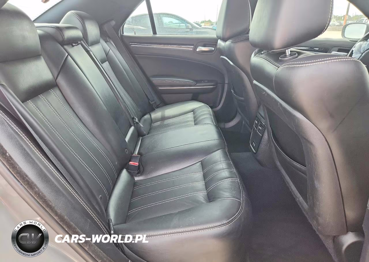 2019 Chrysler 300 S VIN:2C3CCABG2KH559606 - 10