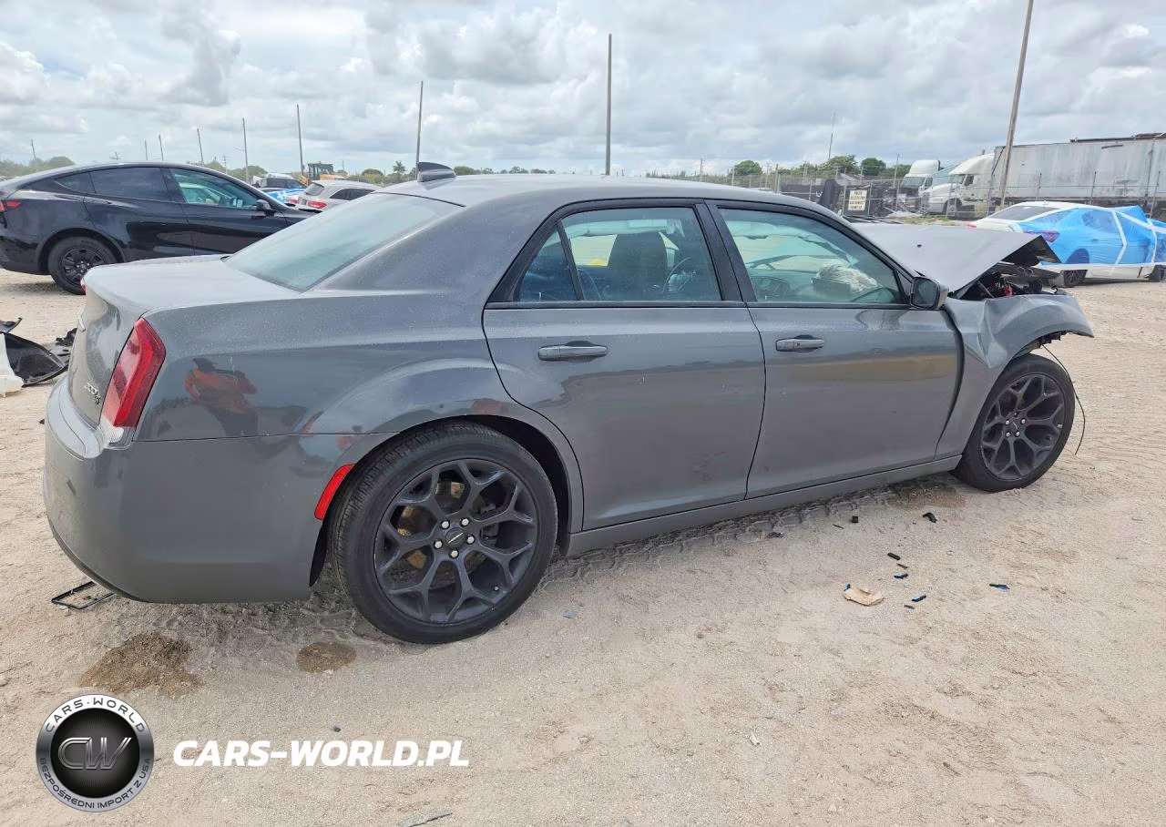 2019 Chrysler 300 S VIN:2C3CCABG2KH559606 - 3