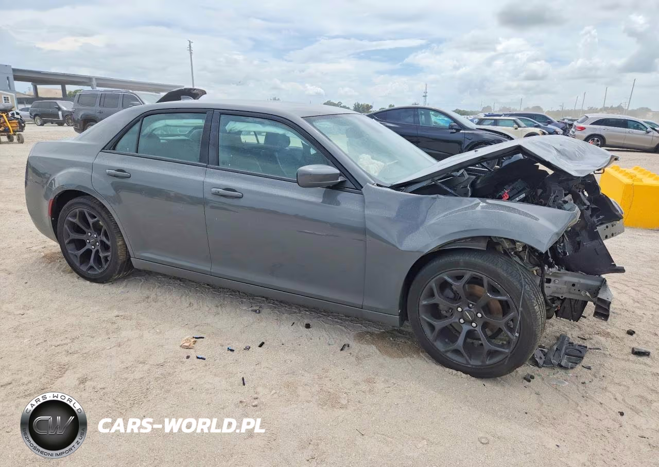 2019 Chrysler 300 S VIN:2C3CCABG2KH559606 - 4