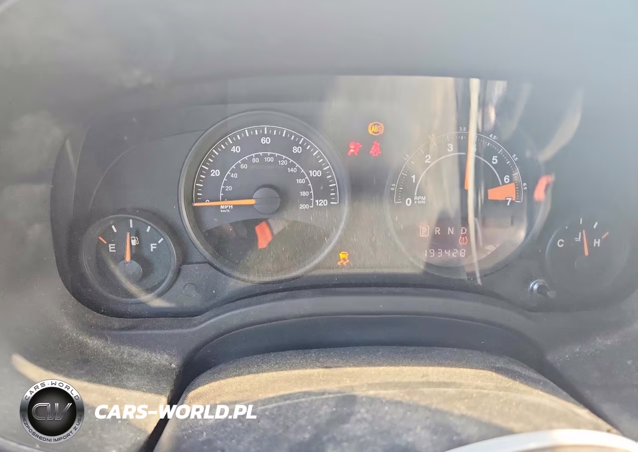 2014 Jeep Cheeroke VIN:1C4NJCBAXED769647 - 9
