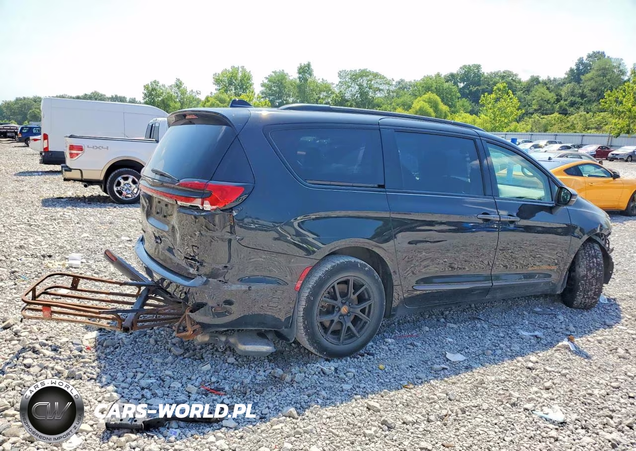 2023 Chrysler Pacifica Touring L VIN:2C4RC3BG1PR605428 - 3