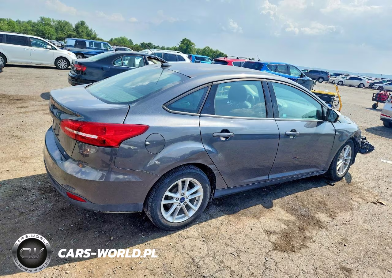 2018 Ford Focus Se VIN:1FADP3F21JL255060 - 3