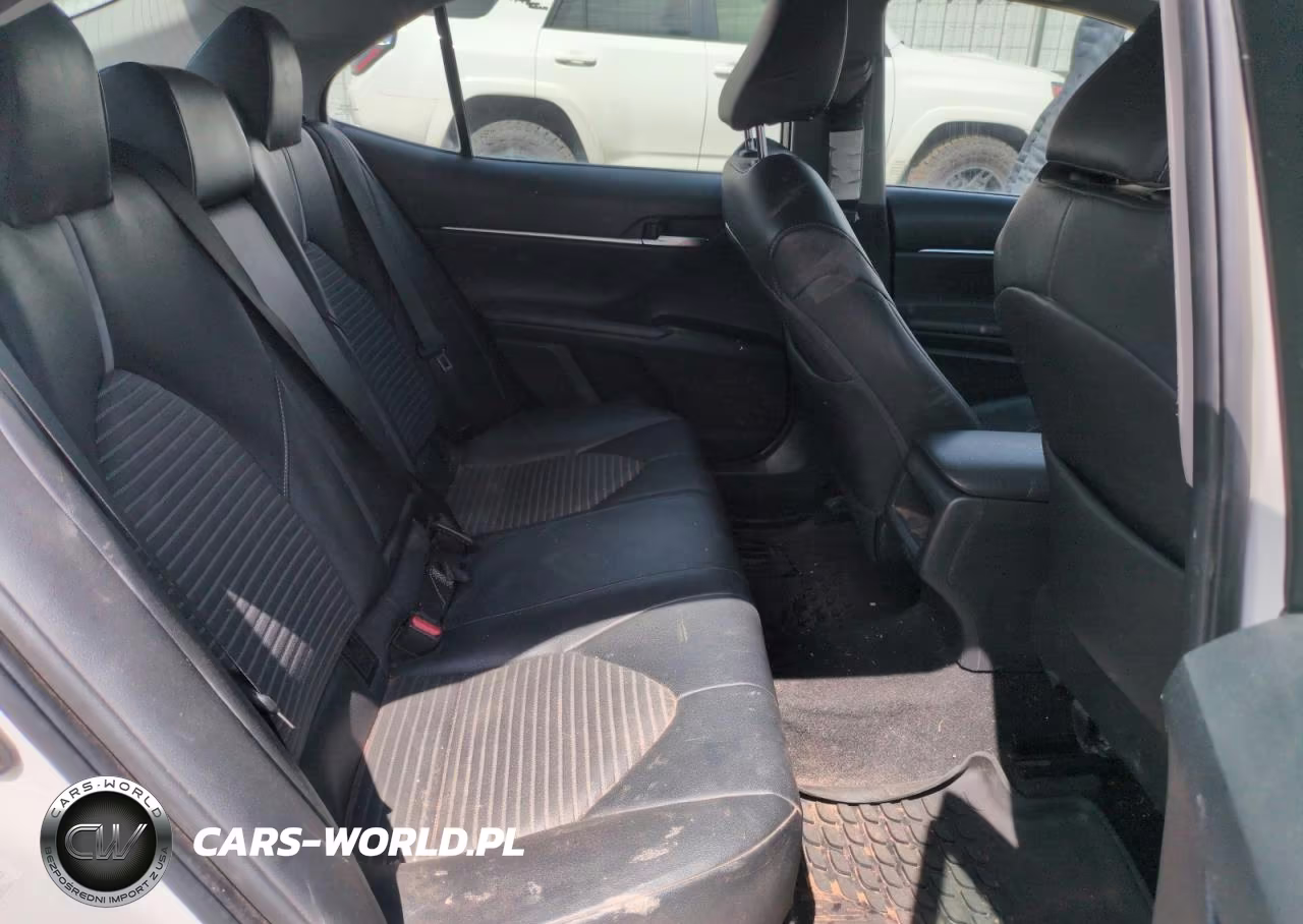 2018 Toyota Camry L VIN:4T1B11HK6JU583875 - 10