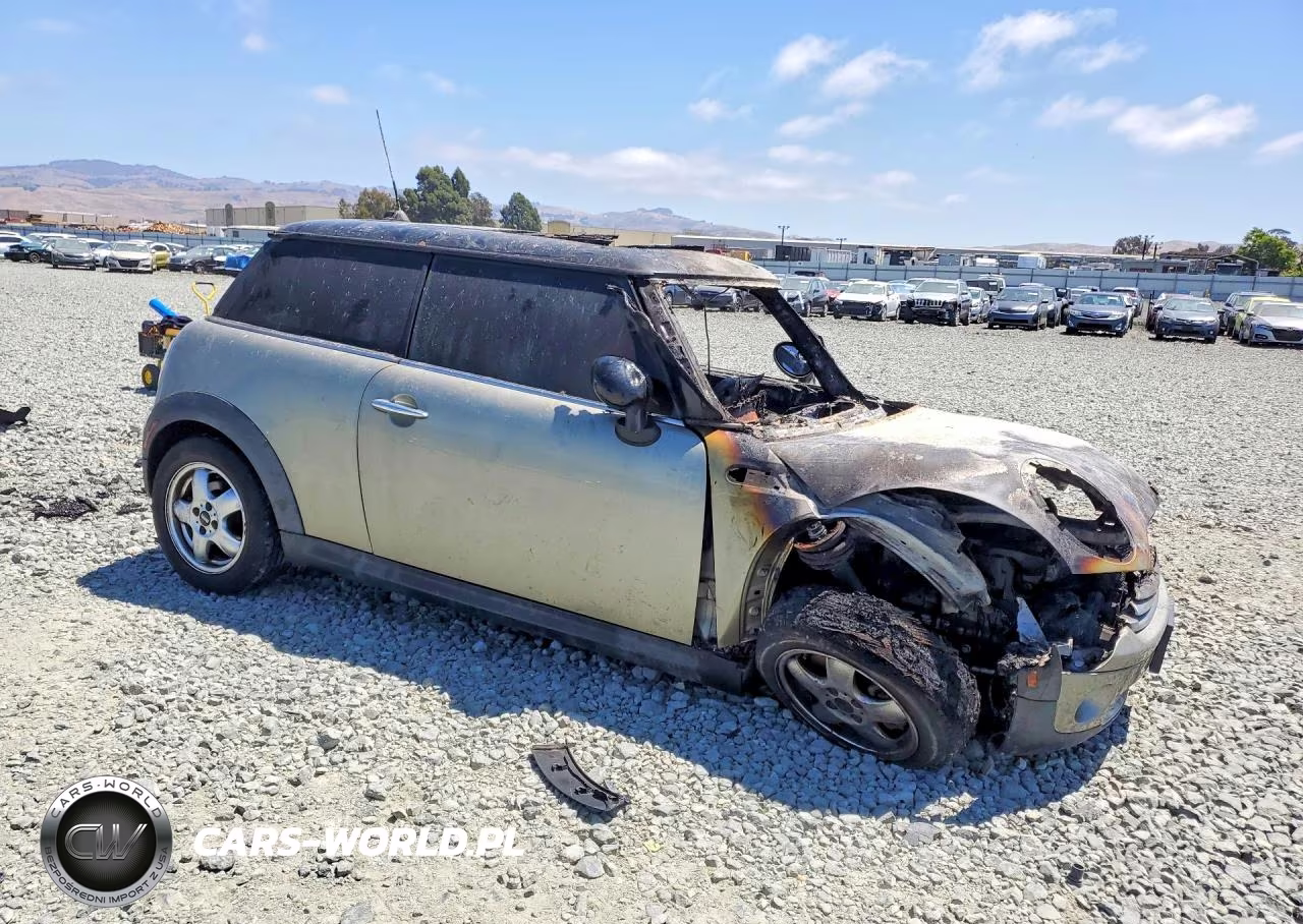 2008 Mini Cooper VIN:WMWMF33538TT61917 - 4