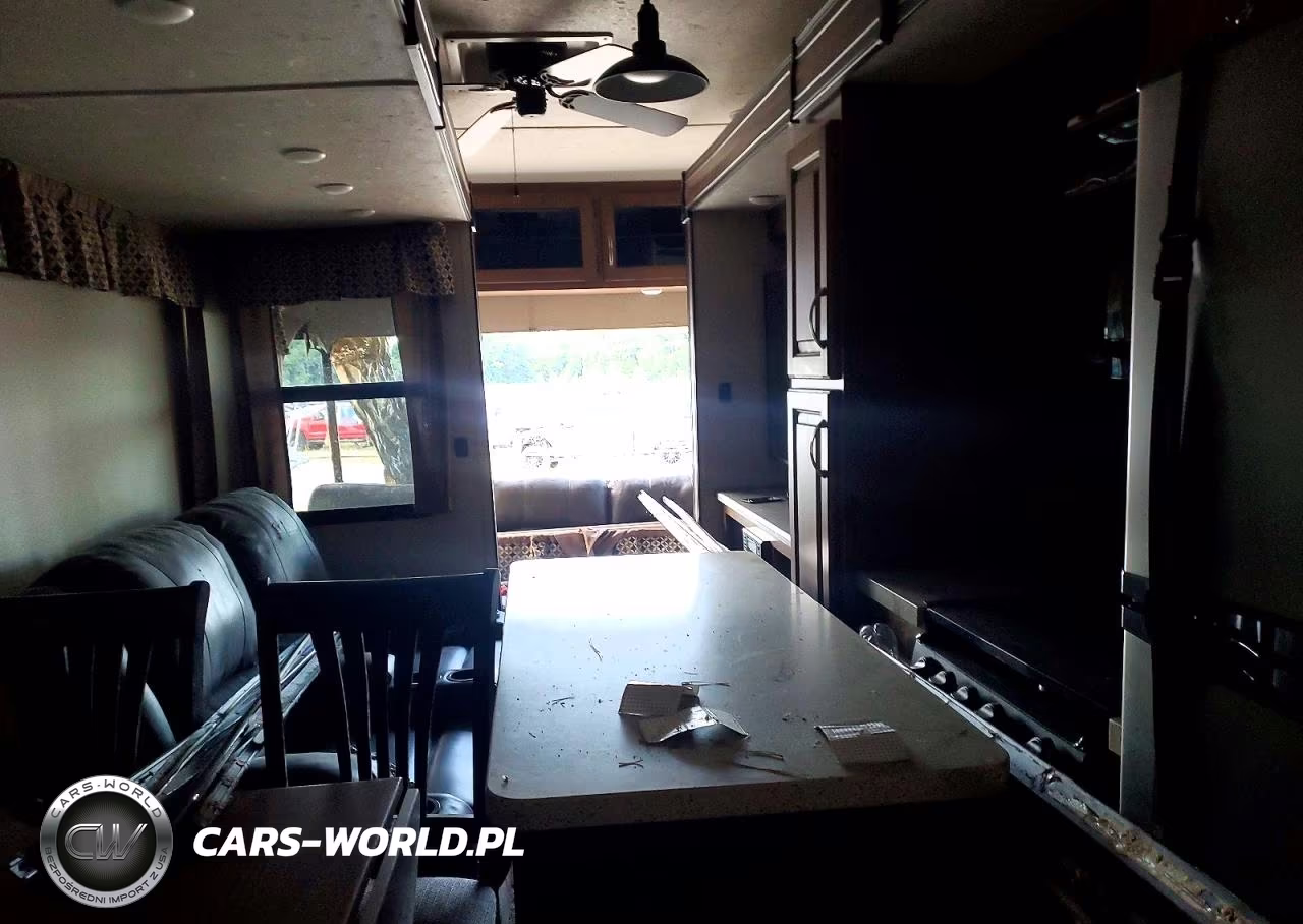 2019 Forest River Chaparral Camper VIN:5ZT3CH1B2KA320371 - 9