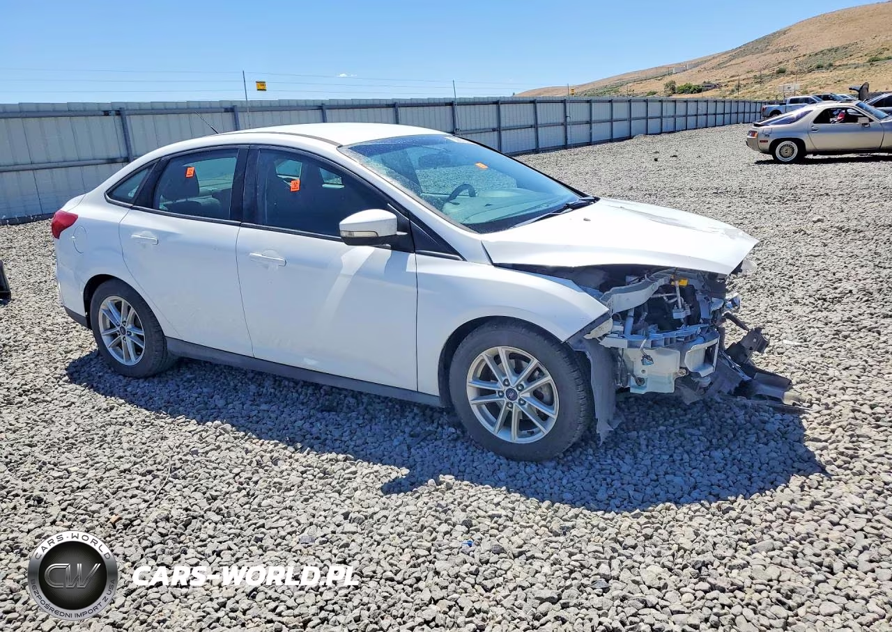 2016 Ford Focus Se VIN:1FADP3F26GL302043 - 4