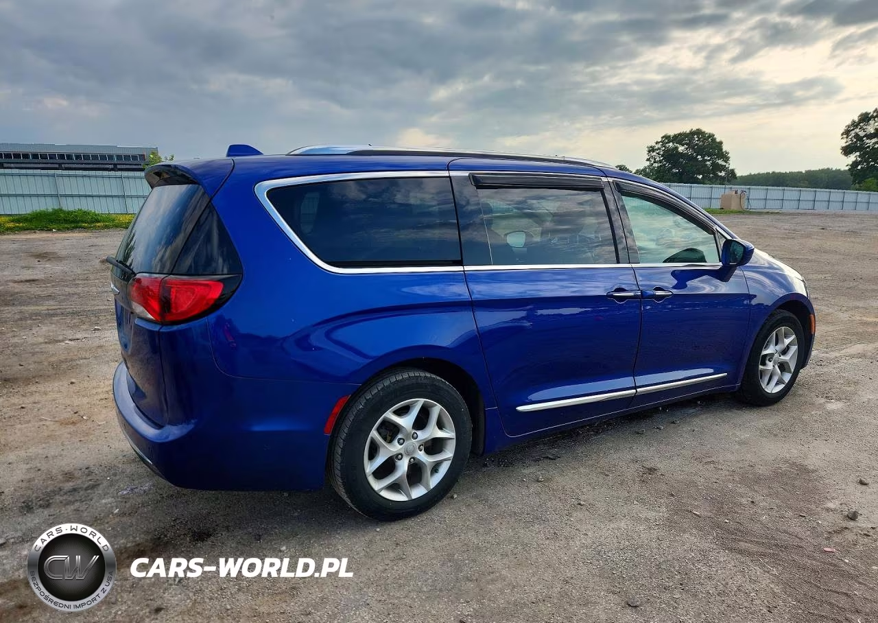 2019 Chrysler Pacifica Touring L Plus VIN:2C4RC1EG5KR686944 - 3