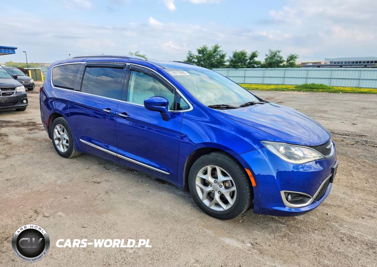 2019 Chrysler Pacifica Touring L Plus VIN:2C4RC1EG5KR686944 - 4