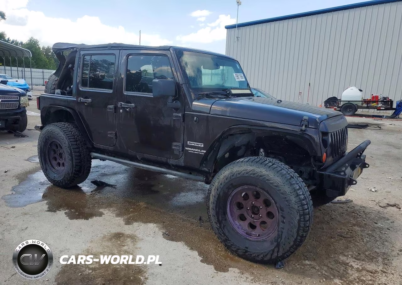2013 Jeep Wrangler Unlimited Sport VIN:1C4BJWDG8DL654829 - 4