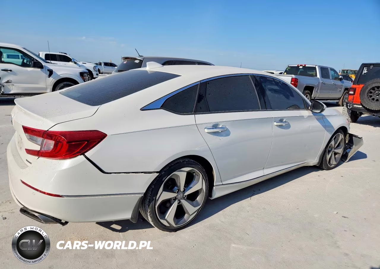 2018 Honda Accord Touring VIN:1HGCV1F9XJA175783 - 3
