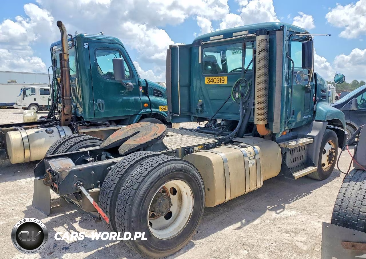 2015 Mack Cxu612 Semi Truck VIN:1M1AW01X6FM007177 - 3
