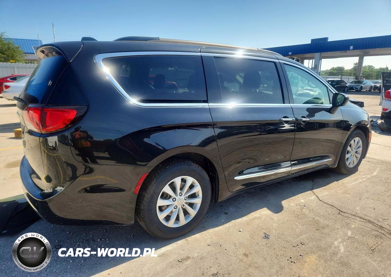 2017 Chrysler Pacifica Touring L VIN:2C4RC1BGXHR638255 - 3