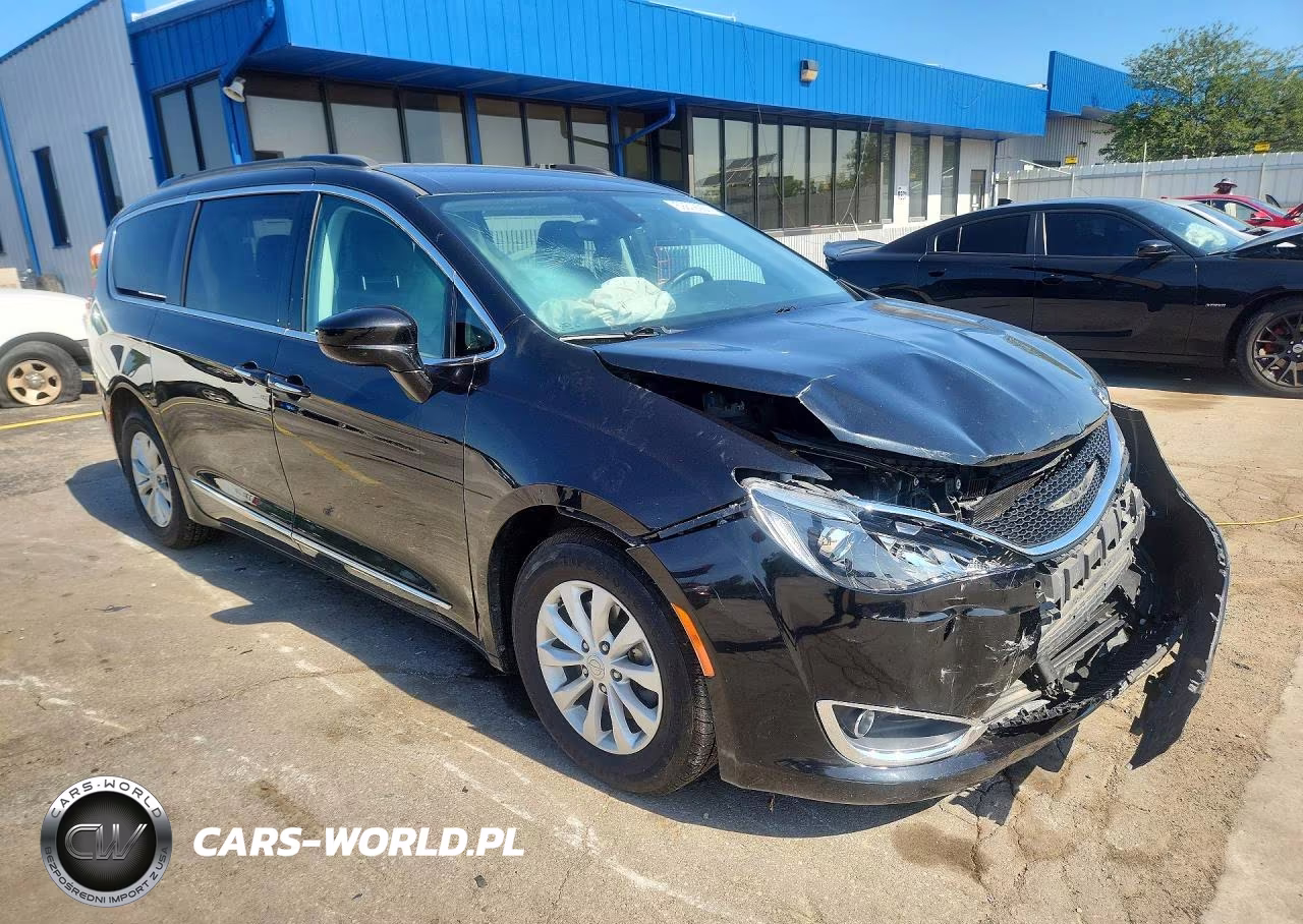 2017 Chrysler Pacifica Touring L VIN:2C4RC1BGXHR638255 - 4