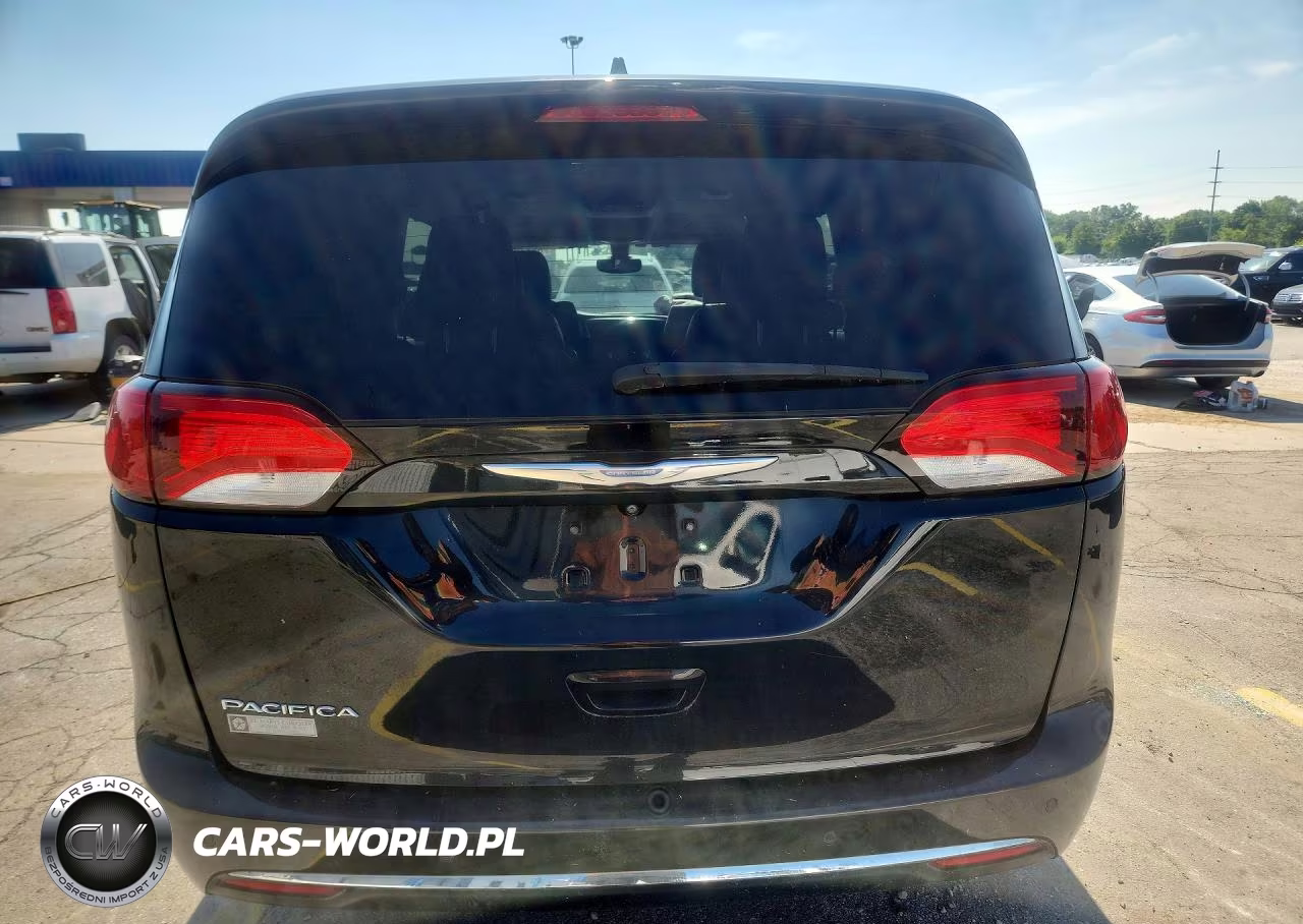 2017 Chrysler Pacifica Touring L VIN:2C4RC1BGXHR638255 - 6