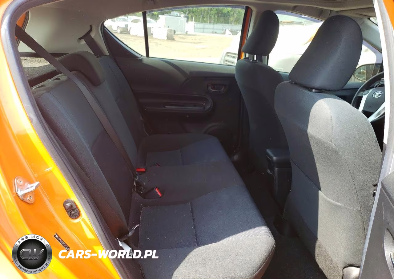 2015 Toyota Prius C Three VIN:JTDKDTB35F1114049 - 10