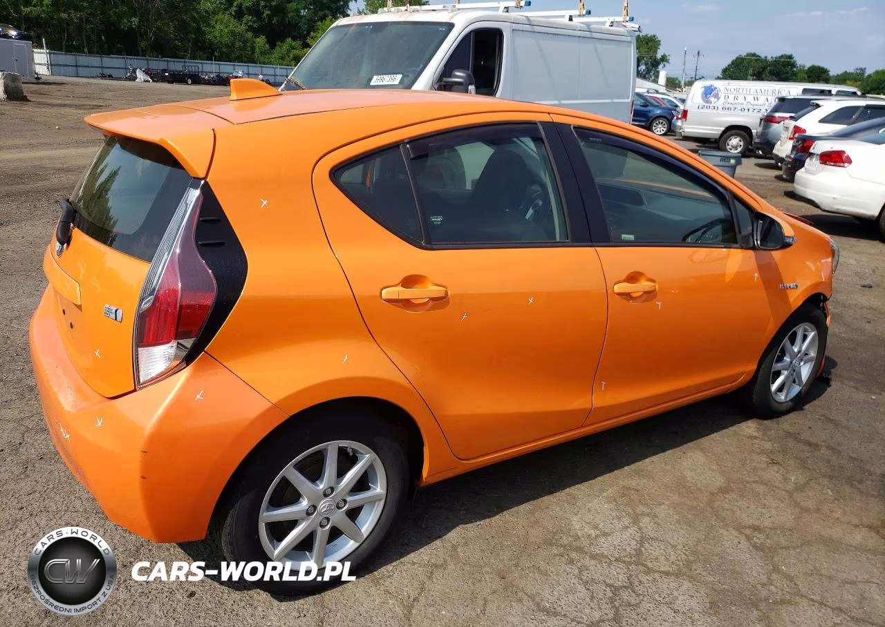 2015 Toyota Prius C Three VIN:JTDKDTB35F1114049 - 3