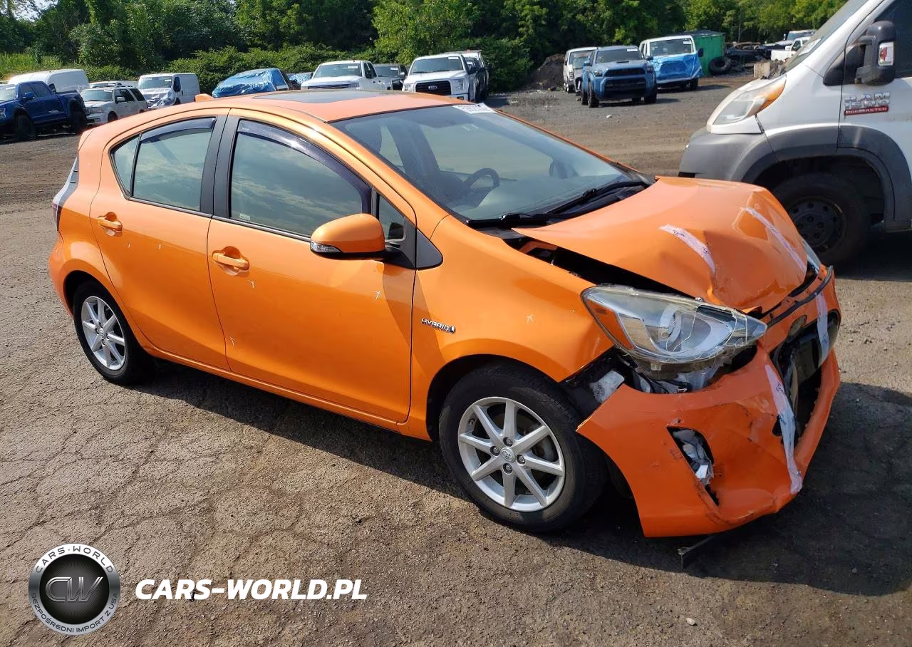 2015 Toyota Prius C Three VIN:JTDKDTB35F1114049 - 4