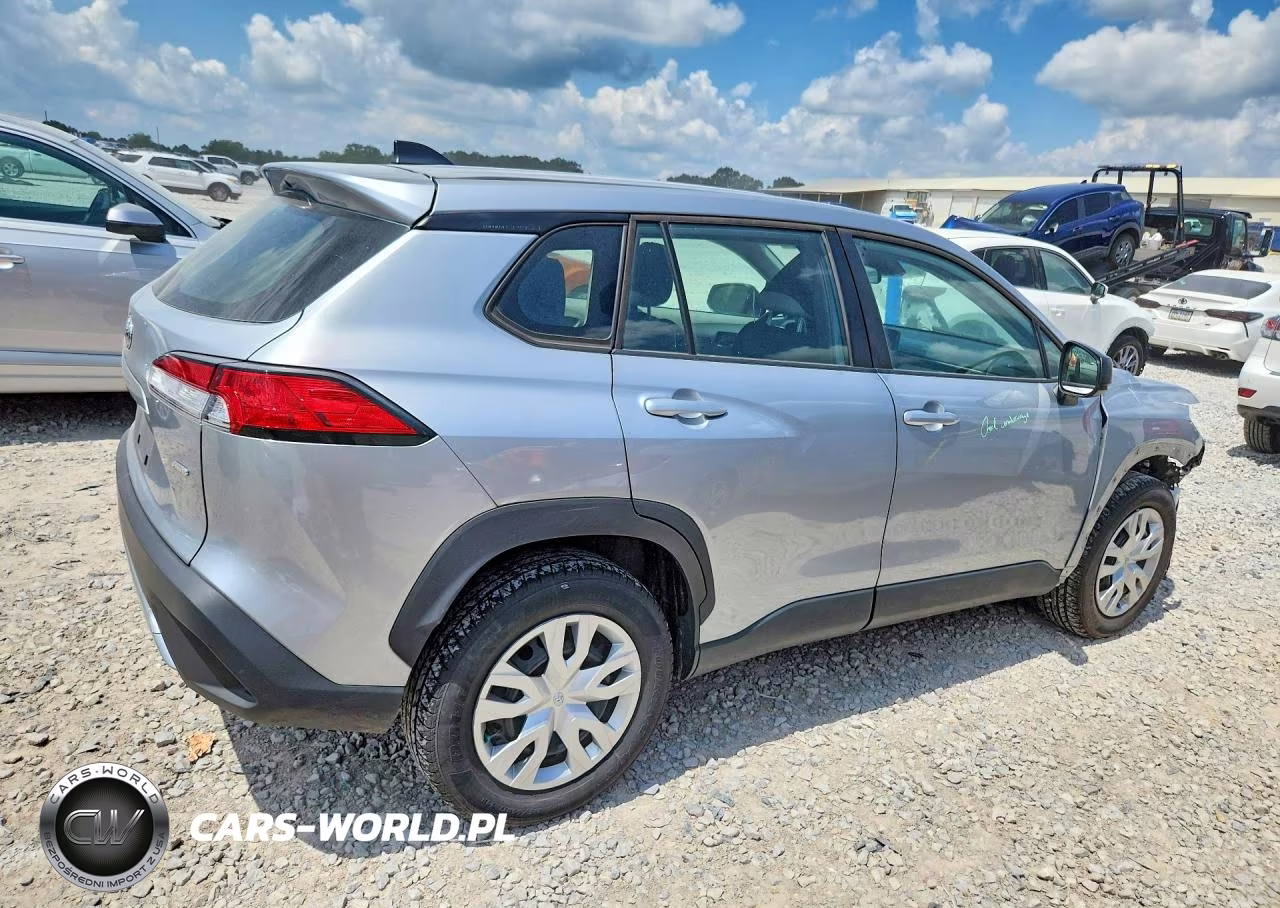 2022 Toyota Corolla Cross L VIN:7MUAAABG1NV037327 - 3