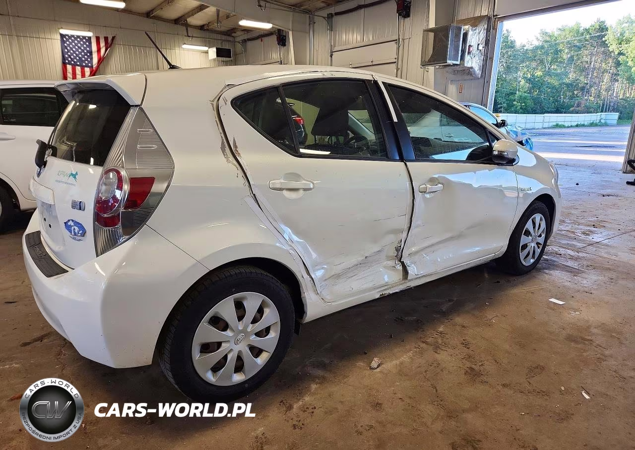 2014 Toyota Prius C Two VIN:JTDKDTB33E1073676 - 3