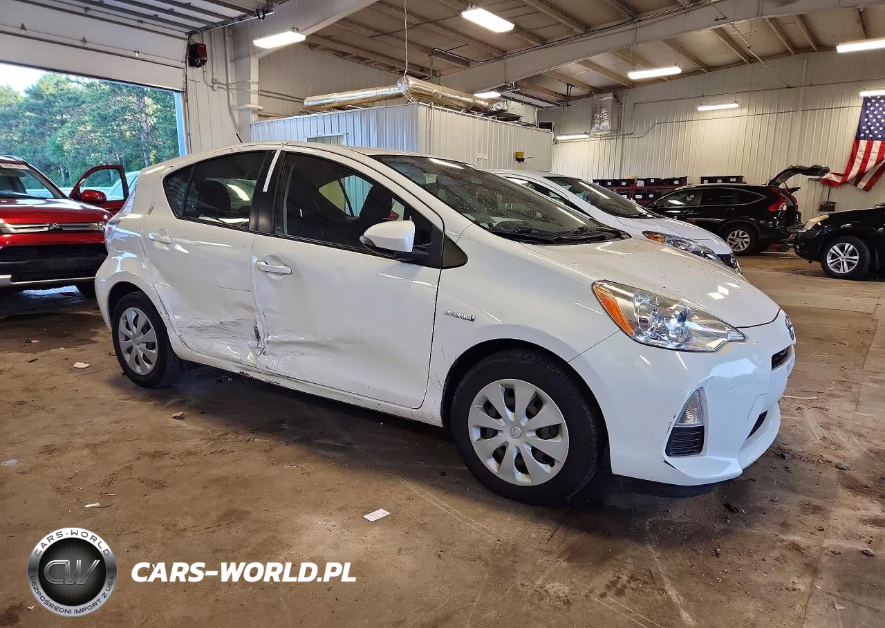 2014 Toyota Prius C Two VIN:JTDKDTB33E1073676 - 4