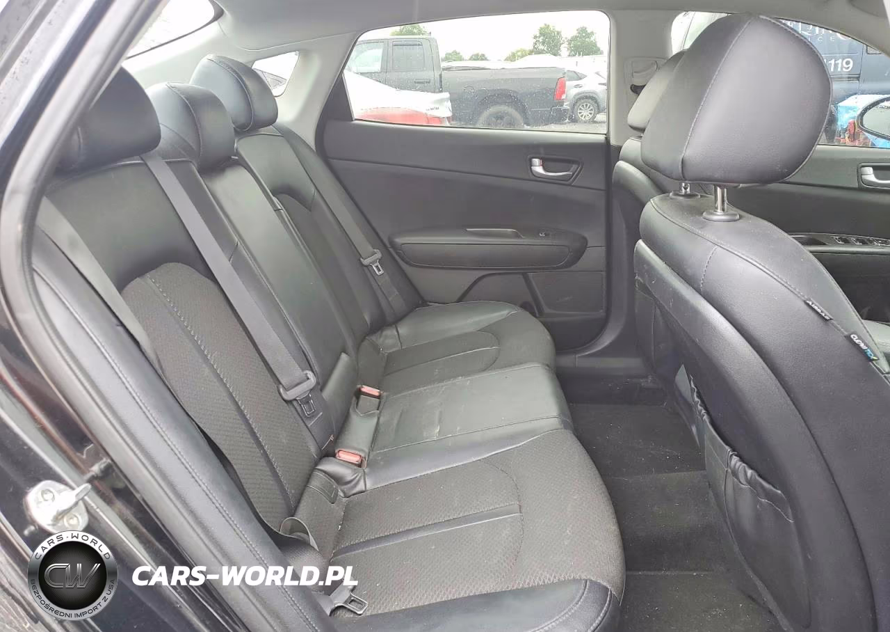 2018 Kia Optima S VIN:5XXGT4L39JG193638 - 10